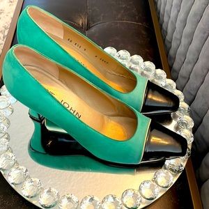 St John pumps with slight square toe for comfortable wear.